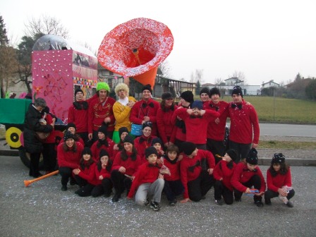 foto di gruppo durante sfilata per le vie della parrocchia